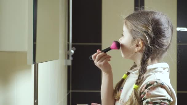Mała Dziewczynka Stoi Przed Lustrem Łazience Robi Sobie Makijaż Urocze — Wideo stockowe