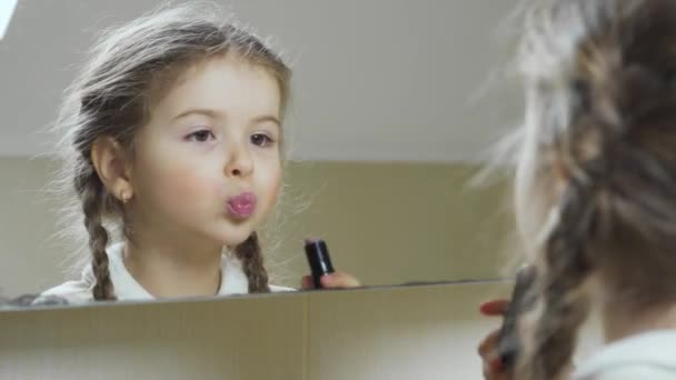 Holčička Stojí Před Zrcadlem Koupelně Líčí Sama Roztomilé Dítě Stává — Stock video