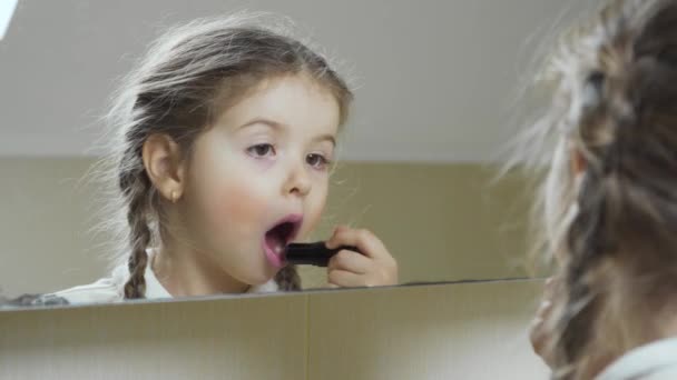 Niña Para Frente Espejo Baño Maquillándose Adorable Niña Convierte Madre — Vídeo de stock