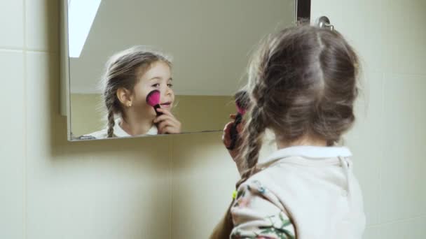Das Kleine Mädchen Steht Badezimmer Vor Dem Spiegel Und Schminkt — Stockvideo