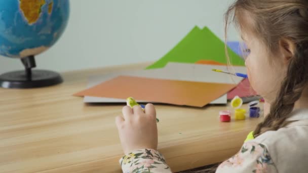 Bella Bambina Dipinge Mestiere Argilla Seduto Tavola Casa Prima Elementare — Video Stock