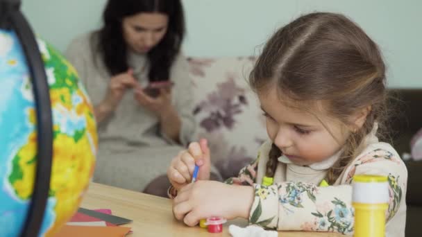 Nettes Kleines Mädchen Malt Ein Ton Handwerk Sitzt Tisch Hause — Stockvideo