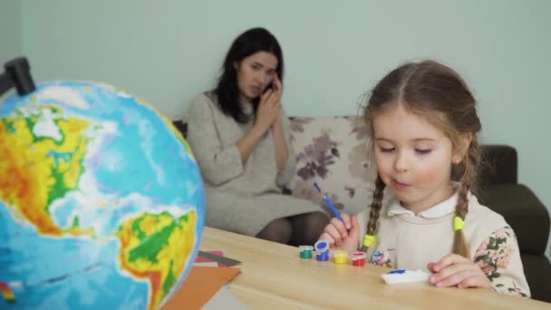 Nettes Kleines Mädchen Malt Ein Ton Handwerk Sitzt Tisch Hause — Stockvideo