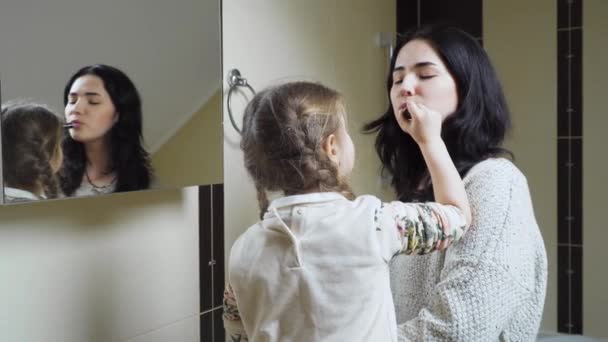 Bambina Dipinge Labbra Della Madre Con Rossetto Piedi Davanti Allo — Video Stock