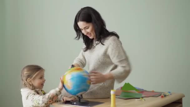 Kislány Anyja Együtt Tanulnak Otthon Család Földrajzot Tanul Csavarja Világot — Stock videók