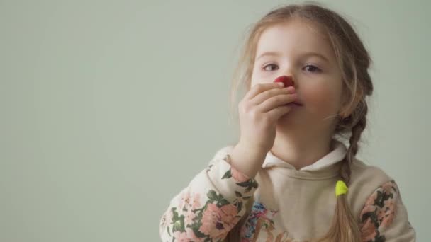 Küçük Kız Jöleli Şekerlerle Oynar Kameraya Bakar Sevimli Sevimli Çocuk — Stok video