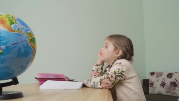 Mała Zmęczona Dziewczynka Siedzi Przy Stole Musi Odrabiać Lekcje Jest — Wideo stockowe