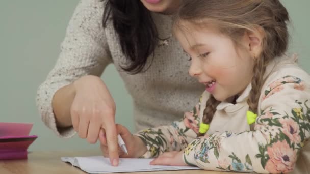 Μητέρα Βοηθάει Την Κόρη Της Κάνει Μαθήματά Της Στο Σπίτι — Αρχείο Βίντεο