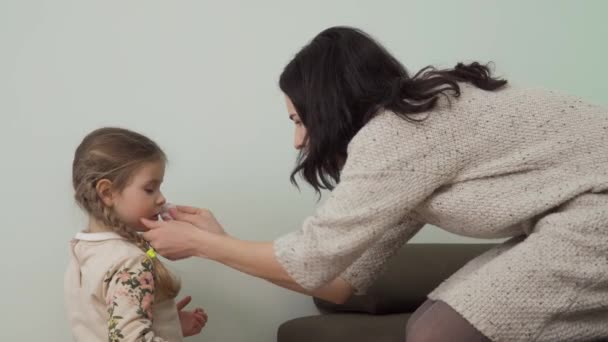 Het Meisje Werd Vies Van Haar Gezicht Moeder Veegt Het — Stockvideo