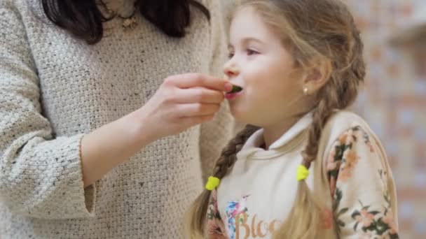 Mãe Alimenta Filha Com Pepino Família Fica Cozinha Estuda Para — Vídeo de Stock