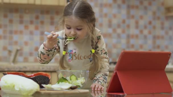 Engraçado Menina Tenta Fresco Cortado Salada Mostra Polegar Até Câmera — Vídeo de Stock