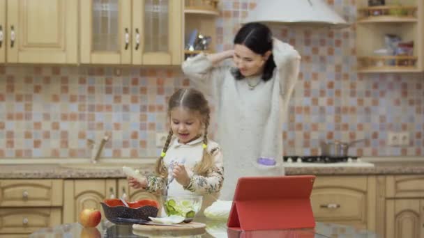 Genç Kız Salatayı Kaşıkla Karıştırıyor Tatlı Kız Taze Salata Pişirmek — Stok video