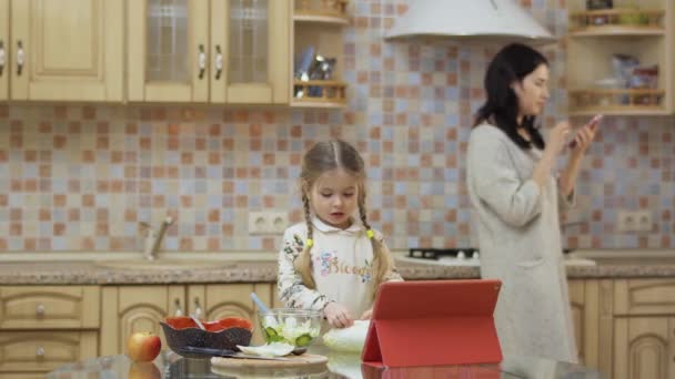 소녀는 양배추를 샐러드 용으로 눈물을 흘리고 조각들을 그릇에 담는다 귀여운 — 비디오