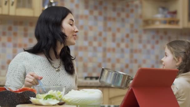 Jovem Mãe Senta Mesa Cozinha Cozinhar Salada Fresca Ela Pede — Vídeo de Stock