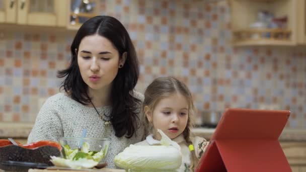 Moeder Dochtertje Zitten Aan Keuken Voor Tafel Kijken Tekenfilm Tablet — Stockvideo