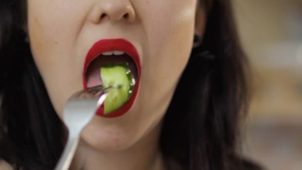 Όμορφη Γυναίκα Κόκκινα Χείλη Τρώει Φρέσκο Αγγούρι Στην Όμορφη Γυναίκα — Αρχείο Βίντεο