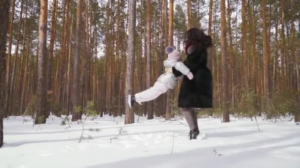 Jonge Vrouw Met Haar Dochtertje Wandelt Het Winterbos Familie Brengt — Stockvideo