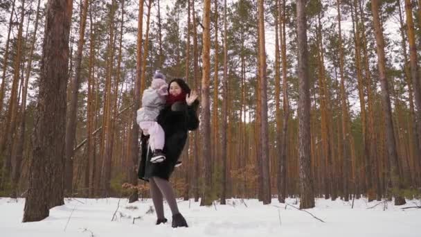 Mladá Žena Svou Dcerou Prochází Zimním Lese Rodina Tráví Svůj — Stock video