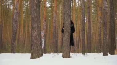 Yavaş çekimde. Yakışıklı kadın, küçük kızıyla birlikte kış ormanında ağaçtan iniyor. Çekici bir kadın çocuğuyla birlikte temiz havada eğleniyor. Yavaş çekimde. Kodlayıcıyı Düzenle.