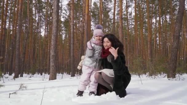 Küçük Kızıyla Birlikte Genç Bir Kadın Kış Ormanında Yürüyor Aile — Stok video