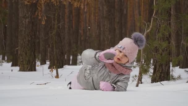 Leuk Klein Meisje Wandelt Het Winterbos Speels Kind Heeft Plezier — Stockvideo