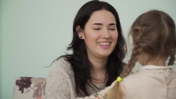 Mooi Meisje Met Staartjes Komt Naar Moeder Knuffelt Haar Gelukkige — Stockvideo