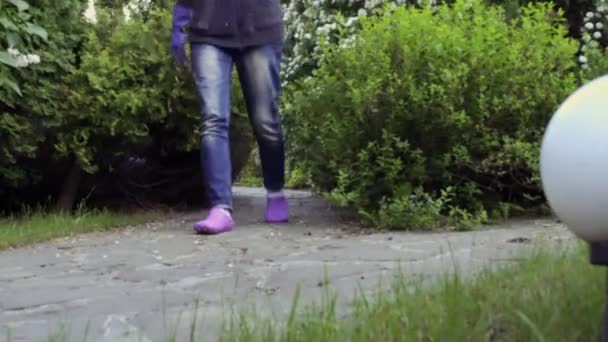 Man Loopt Tuin Bloeiende Groene Struiken Jong Reen Gras Man — Stockvideo