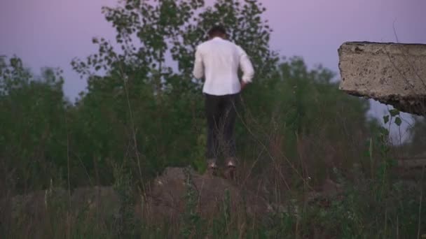 Jeune Homme Chemise Blanche Marche Parle Par Téléphone Dans Les — Video