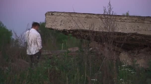 Młody Człowiek Białej Koszuli Chodzi Rozmawia Przez Telefon Zaroślach Trawy — Wideo stockowe