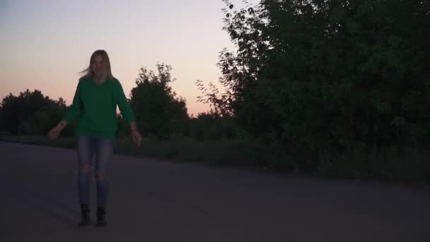 Blond Meisje Groene Trui Loopt Langs Weg Corrigeert Haar Haar — Stockvideo