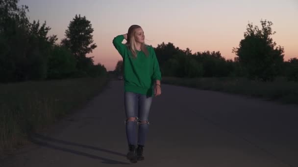 Ragazza Bionda Pullover Verde Che Cammina Lungo Strada Corregge Capelli — Video Stock