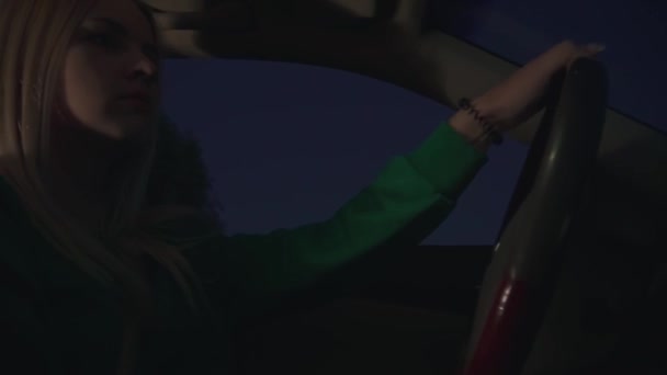 Blondes Mädchen Grünem Pullover Fährt Auto Vor Dem Fenster Ist — Stockvideo