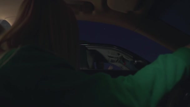 Мужчина Водитель Уезжает Молодой Человек Черной Машине Заводит Свой Автомобиль — стоковое видео