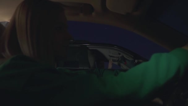 男性ドライバーが運転する 黒い車の中で若い男は彼の自動車を開始し 前方に移動します 他の車からの銃撃 — ストック動画