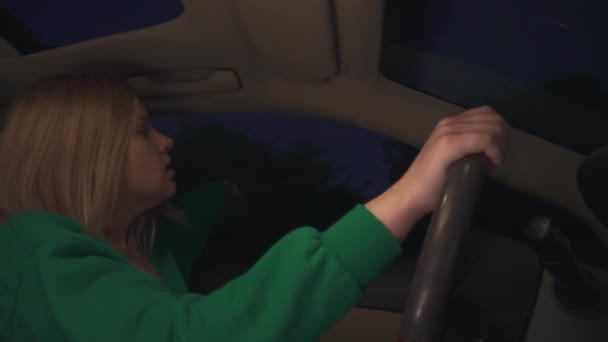 Blond Girl Green Pullover Drives Car Window Late Evening — Stock Video