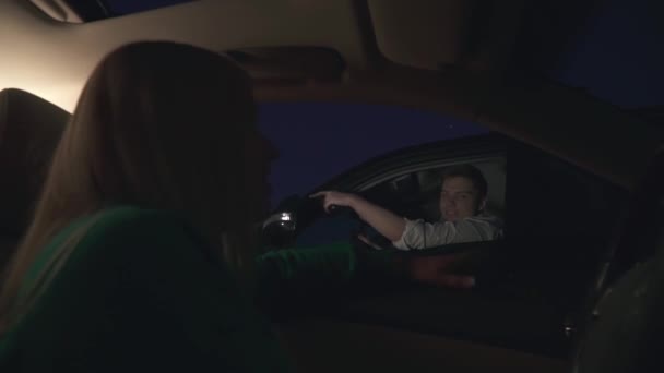 Блондинка Зеленой Куртке Разговаривает Водителем Другого Автомобиля Леди Выходит Машины — стоковое видео