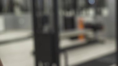 Spor salonunda fitness ekipmanları önünde el sıkışma kadın antrenör ve müşteri yakın. Spor kavramı, aktif yaşam tarzı, sağlık