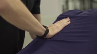 Tanınmayan profesyonel fitness eğitmeni geri için egzersiz yapmak için tanınmayan sporcu yardımcı, kontrol süreci. Spor salonunda sağlığını iyileştirecek olan adam. Spor kavramı, aktif