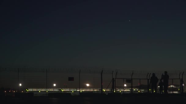Mensen Kijken Naar Aankomst Van Het Vliegtuig Late Avond Donkere — Stockvideo
