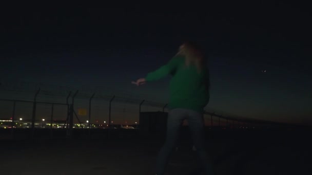 Blondynka Zielonym Pulowerze Kręci Się Pobliżu Lotniska Wieczorem Spędzamy Czas — Wideo stockowe