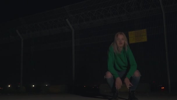 Ragazza Bionda Pullover Verde Sta Girando Intorno Vicino All Aeroporto — Video Stock