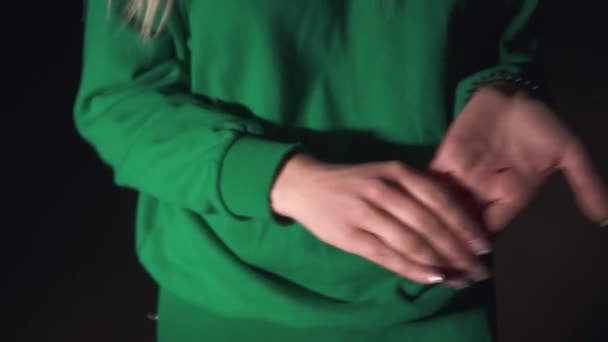 Ragazza Pullover Verde Mostra Mano Graffiata Signora Stata Ferita Trascorrere — Video Stock