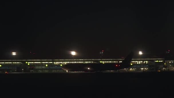 Przylot Dużego Samolotu Lotnisko Nocny Pas Startowy Oświetla Mnóstwo Świateł — Wideo stockowe