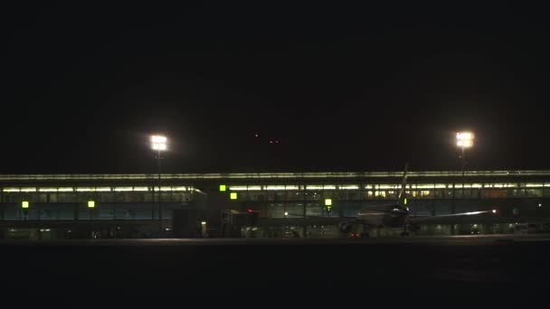 Arrivo Del Grande Aereo Aeroporto Passerella Notturna Illumina Una Moltitudine — Video Stock