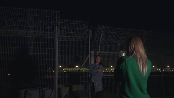 Meisjes Doen Foto Achtergrond Van Luchthaven Een Dame Poseert Haar — Stockvideo