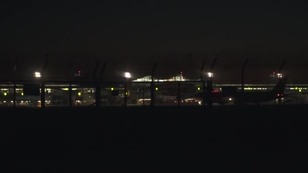 Ankunft Des Großen Flugzeugs Zum Flughafen Nachtlandebahn Beleuchtet Eine Vielzahl — Stockvideo