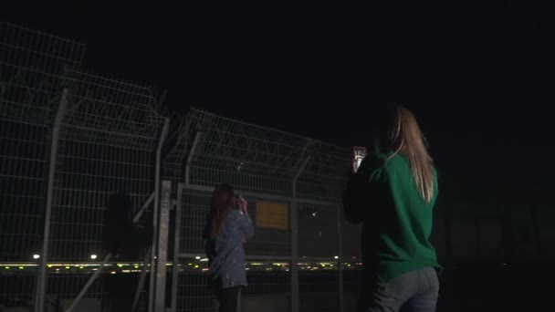 Las Niñas Hacen Fotos Fondo Del Aeropuerto Una Dama Está — Vídeos de Stock