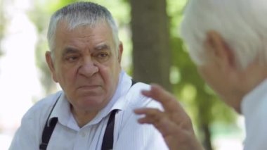 Yaşlı sağır ve dilsiz adam elleri sağır ve dilsiz karısıyla konuşuyor. Adam dedi ki... rezervasyon yaptırmadan önce. İnternet üzerinden, sonra da kasiyerin ofisine gel..