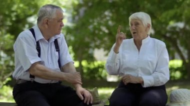 Yaşlı sağır ve dilsiz çift yaz parkında bankta oturmuş birbirleriyle konuşuyorlar. Kadın dedi ki... Dün seninle yürüdük. Unutma, bir arkadaşla tanıştım. O, Odessa 'ya ücretsiz bir gezi önerdi. Adam özgür olduğunu söyledi. Güzel..