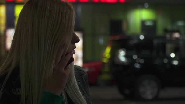 Jonge Blonde Vrouw Praat Met Een Rode Telefoon Straat Het — Stockvideo